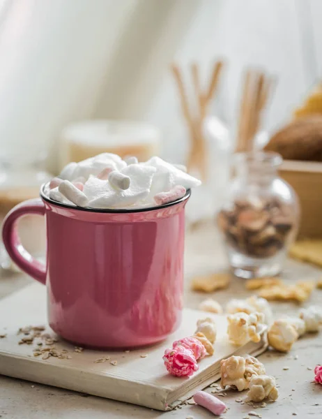 Вкусная чашка какао с цветными зефирами — стоковое фото