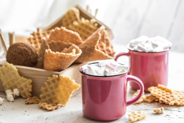 Two cups of cocoa with marshmallows — Stock Photo, Image