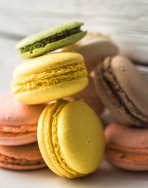 Ahşap arka planda renkli badem kurabiyeleri