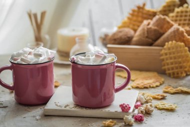 İki fincan kakao marshmallows ile