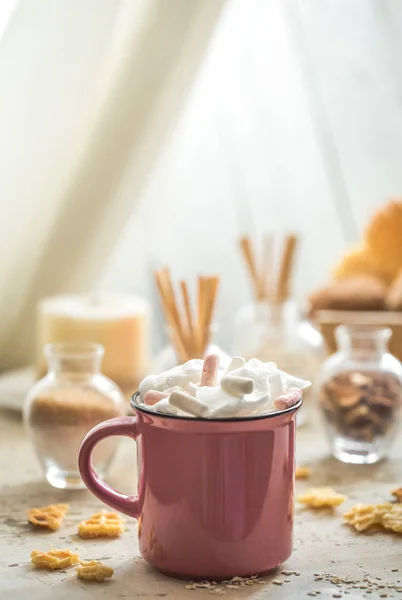 Lahodný šálek kakaa s barevnými marshmallows — Stock fotografie
