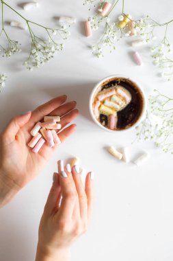 kahve şekerleme ve kadın görünümü en baştan eller.
