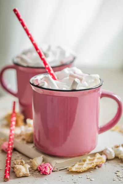 Вкусная чашка какао с зефиром и соломинкой — стоковое фото