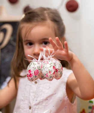 Paskalya yumurtaları ile küçük kız