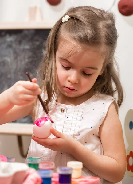 Niña con huevos de Pascua — Foto de Stock