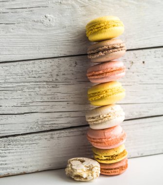 Ahşap arka planda renkli badem kurabiyeleri