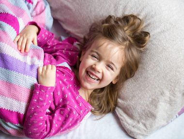 küçük kız pembe bir yatakta uyumak