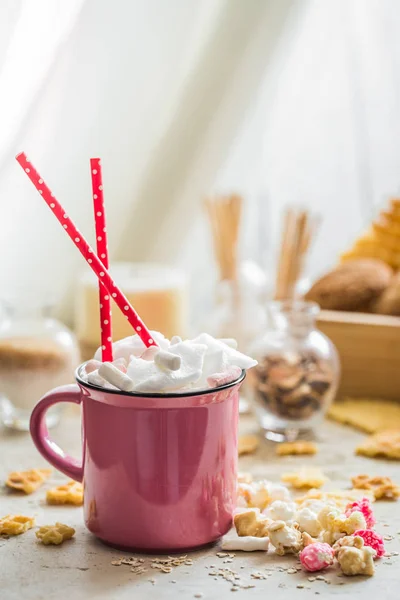 Вкусная чашка какао с зефиром и соломинкой — стоковое фото