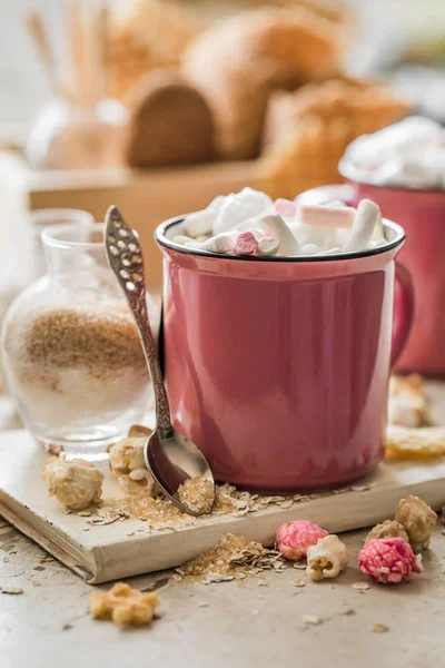 Вкусная чашка какао с цветными зефирами — стоковое фото