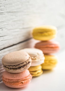 Ahşap arka planda renkli badem kurabiyeleri