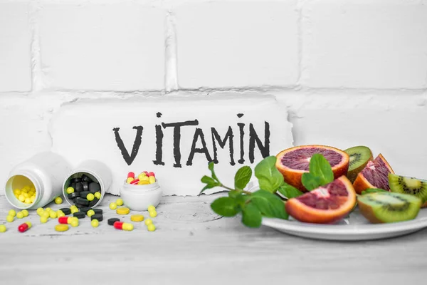 Pastillas vitaminas y frutas —  Fotos de Stock