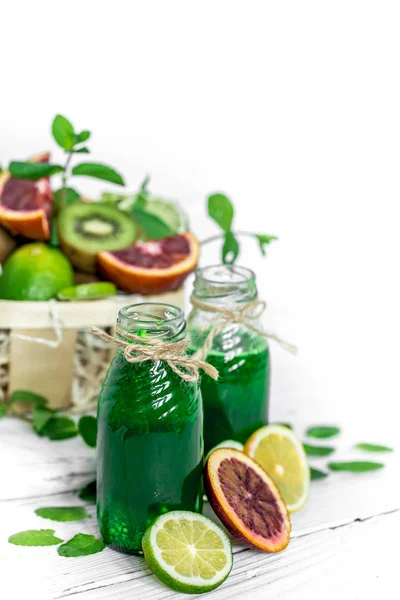 Grüner Smoothie auf weißem Hintergrund — Stockfoto