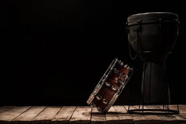 Instrumentos de percussão musical no fundo preto tambor Bongo e snare — Fotografia de Stock