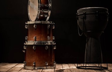 Bongo ve tuzak siyah arka planda müzik perküsyon aletleri davul