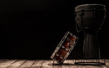 Bongo ve tuzak siyah arka planda müzik perküsyon aletleri davul