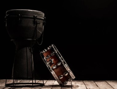 Bongo ve tuzak siyah arka planda müzik perküsyon aletleri davul