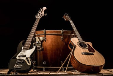 müzik aletleri, bas davul varil akustik gitar ve bas gitar siyah bir zemin üzerine