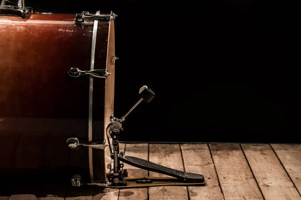 Bicí nástroj, basový buben s pedálem na dřevěných desek s černým pozadím — Stock fotografie