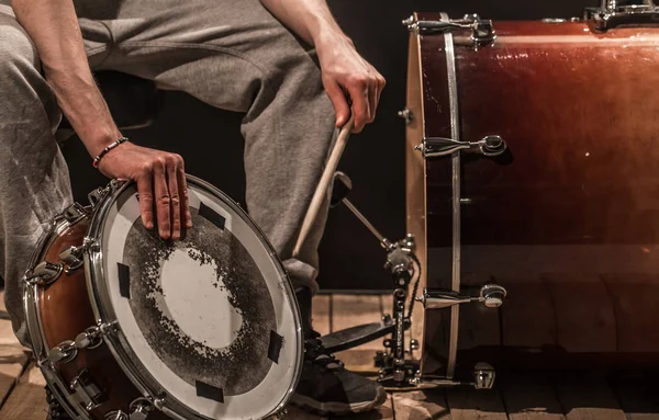 Homme ajuste les instruments de percussion, concept de musique créative — Photo