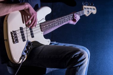 adam bas gitar çalan ve siyah bir arka plan müzik konsepti, Sahne Alanı'nda aydınlatma güzel