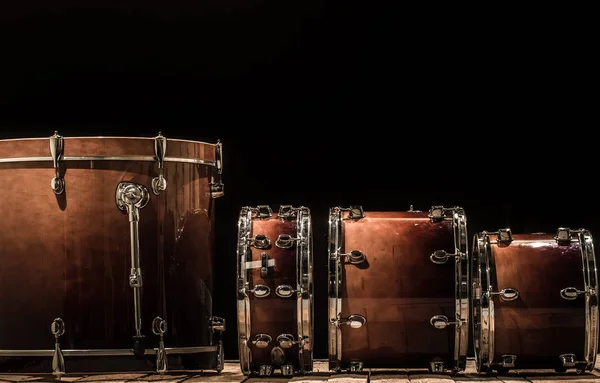 Tambores, instrumentos de percusión musical sobre fondo negro — Foto de Stock