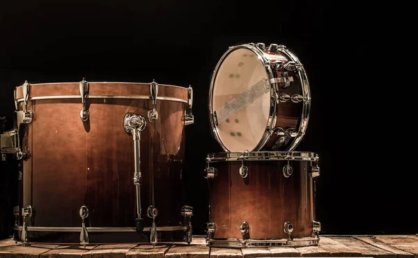 Tambores, instrumentos de percusión musical sobre fondo negro —  Fotos de Stock