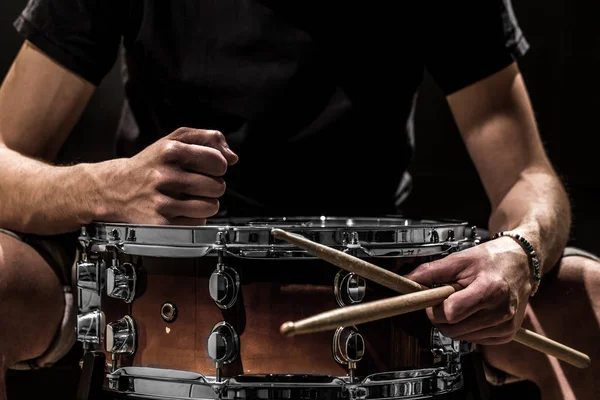 Homem toca instrumento de percussão musical com paus um conceito musical com o tambor de trabalho — Fotografia de Stock
