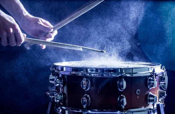 Man spelar slagverk musikinstrument med pinnar, ett musikaliskt koncept, vacker belysning på scenen — Stockfoto