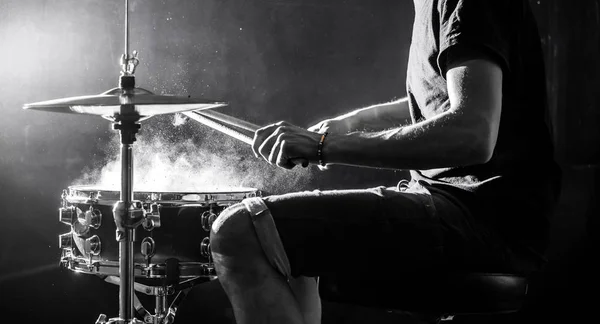 Homem toca instrumento de percussão musical com paus, um conceito musical, bela iluminação no palco — Fotografia de Stock