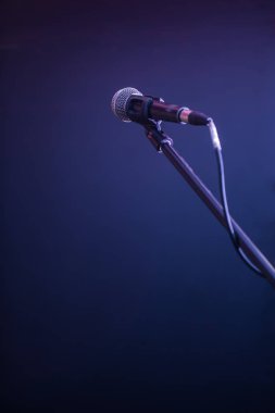 siyah bir arka plan müzik konsepti, Sahne Alanı'nda aydınlatma güzel üzerinde mikrofon