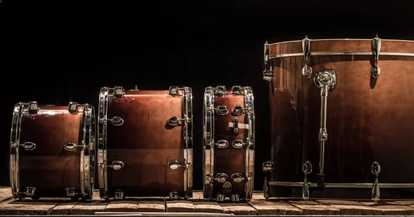 Tambores, instrumentos de percusión musical sobre fondo negro — Foto de Stock