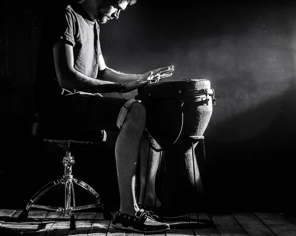 Hombre tocando el djembe, tambor africano, concepto musical, hermosa iluminación en el escenario — Foto de Stock