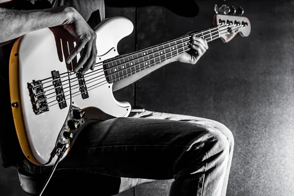 adam bas gitar çalan ve siyah bir arka plan müzik konsepti, Sahne Alanı'nda aydınlatma güzel