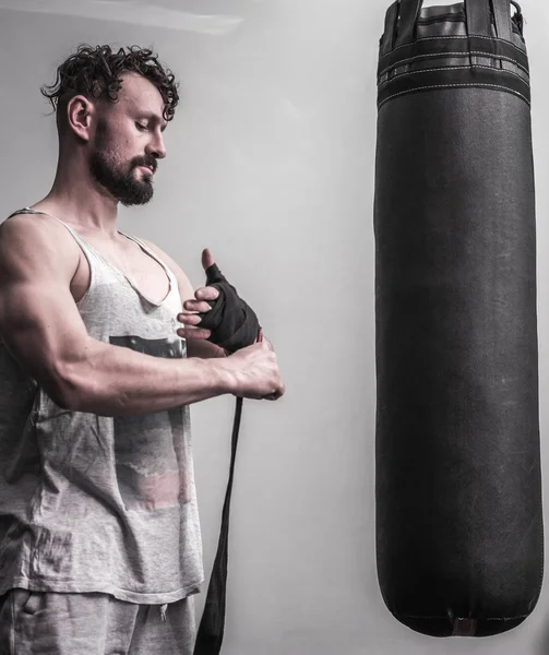 Atletische mannelijke klaar handen Boksen — Stockfoto