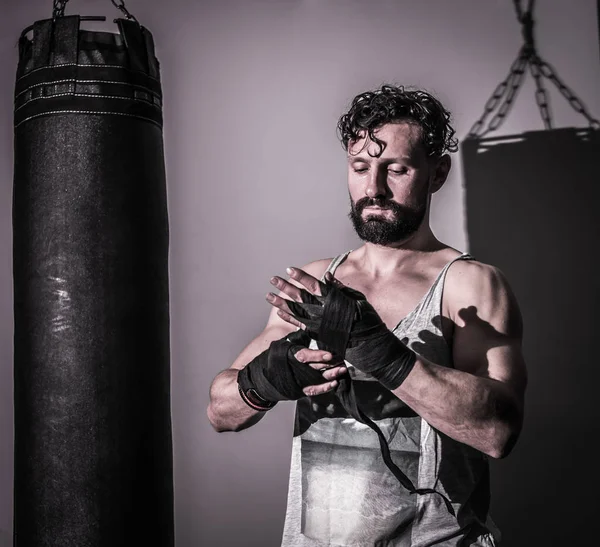 Athlétique mâle prêt mains Boxe — Photo