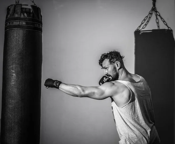 Homme de sport Sac de boxe dans la salle de gym — Photo