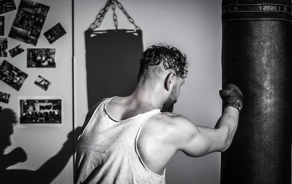 Spor salonunda spor adam boks torbası — Stok fotoğraf