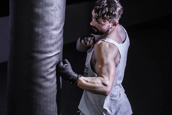 Hombre deportivo bolsa de boxeo en el gimnasio —  Fotos de Stock