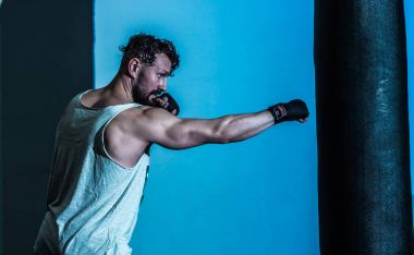 spor salonunda spor adam boks torbası