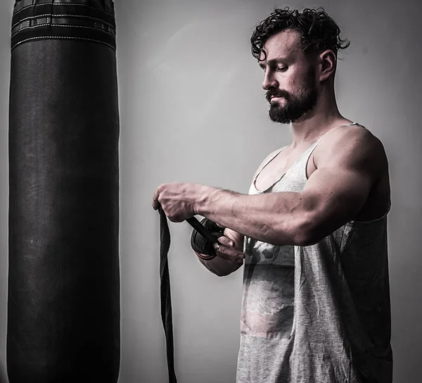 Sportos férfi kész kezek, boksz — Stock Fotó