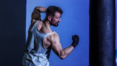 spor salonunda spor adam boks torbası