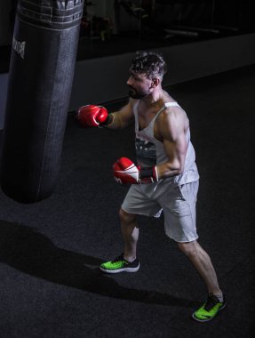 spor salonunda spor adam boks torbası