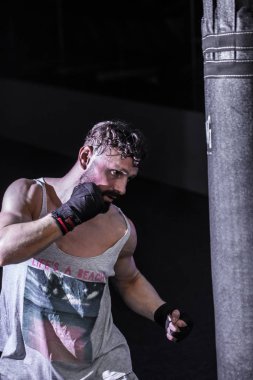 spor salonunda spor adam boks torbası