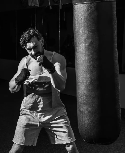 Homme de sport Sac de boxe dans la salle de gym — Photo