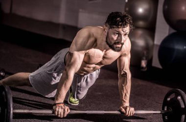 hastalık nöbeti içinde belgili tanımlık jimnastik salonu çapraz eğitim