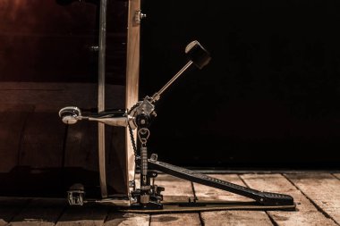 vurmalı enstrüman, siyah bir arka plan ile ahşap kurullarında pedallı bas davul