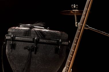 müzik aletleri, akustik gitar ve bas gitar ve vurmalı çalgılar davul