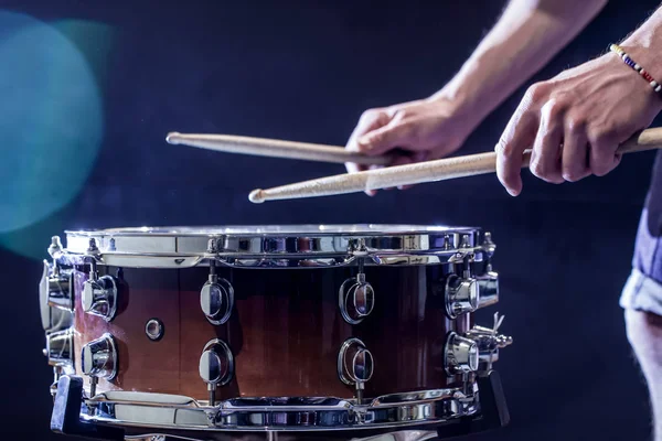 Homem toca instrumento de percussão musical com paus, um conceito musical, bela iluminação no palco — Fotografia de Stock