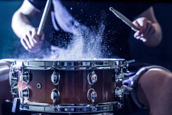 Man spelar slagverk musikinstrument med pinnar, ett musikaliskt koncept, vacker belysning på scenen — Stockfoto