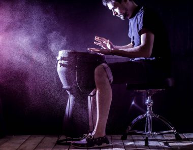oynarken djembe, Afrika davul, müzik kavramı, Sahne Alanı'nda aydınlatma güzel adam